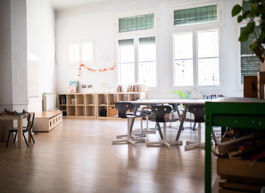 Aula de primària amb taules verdes