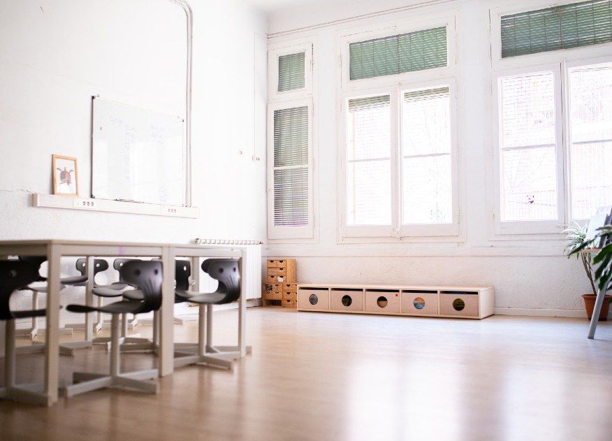 Aula blanca amb finestrals