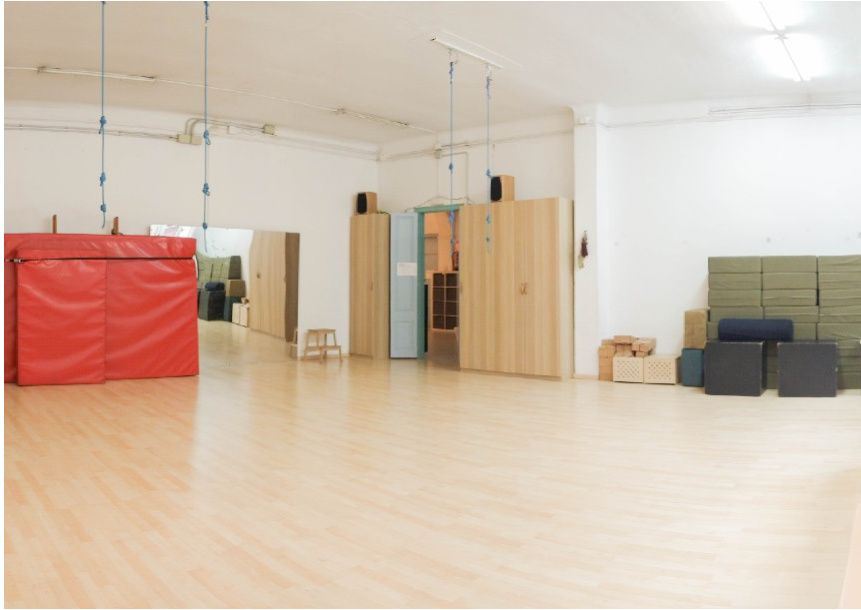 Sala de psicomotricidad con espalderas y colchonetas